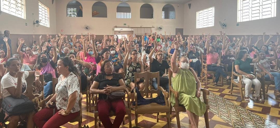 PROFESSORES DECIDEM DÁ CRÉDITO DE CONFIANÇA E SUSPENDEM MANIFESTAÇÕES
