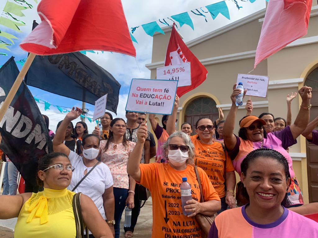 Exigimos valorização e respeito!, diz professor durante ato de paralisação