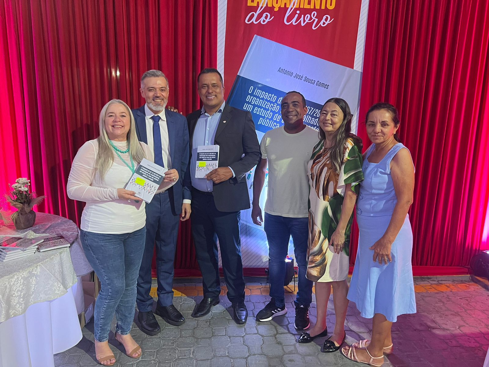 Noite de Autógrafo  Reflexão sobre a implementação da Lei da Reforma Trabalhista  nas relações de trabalho no serviço público e privado.