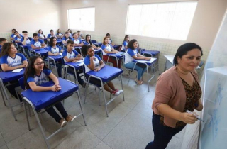 Usar gratificação para atingir valor do piso da educação é ilegal, denuncia CNTE Em Guarulhos, prefeito anunciou, durante um encontro com oito mil profissionais da educação, uma gratificação para ajudar a atingir o valor do Piso: é ilegal e prejudica educadores, diz advogado da Apeoesp